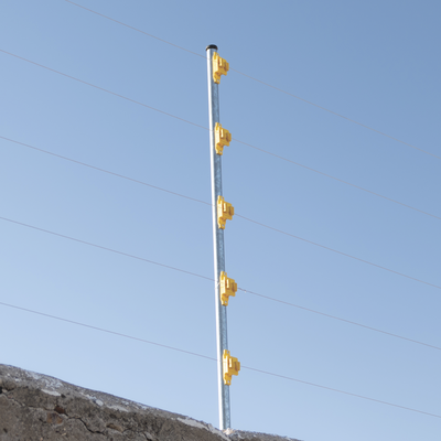 Aislador de Paso color Amarillo reforzado para cercos eléctricos resistente al clima extremoso