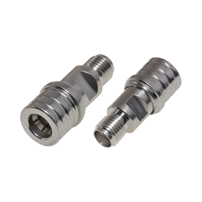 Adaptador en Línea de Bajo PIM de Conector QMA (Quick Mate) Macho a SMA Hembra Bronce Blanco/ Oro/ Teflón.