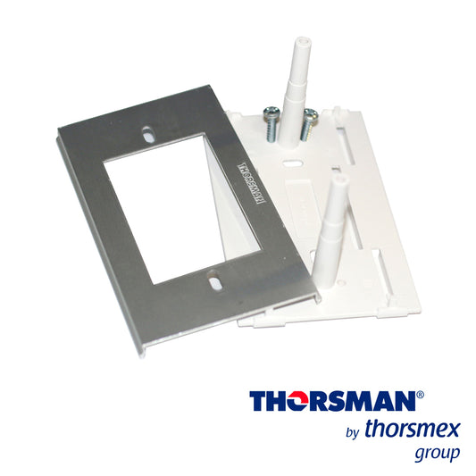 SOPORTE Y TAPA UNIVERSAL THORSMAN 8181-80002 PARA INKA 100 COLOR NATURAL  BOLSA CON (1 SOPORTE  1 TAPA  2 THORNILLOS DEL NO 8X1”)CERTIFICADO EN CSA RESISTENCIA A LA HUMEDAD Y ATMÓSFERA CORROSIVA  ALTA RIGIDEZ DIELÉCTRICA  CUMPLE CON LOS REQUERIMIENT