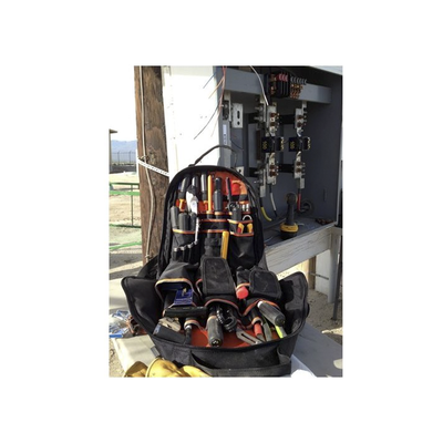 Mochila para herramientas Tradesman Pro™ de 36 8 cm en color negro con 39 bolsillos (No incluye herramientas).