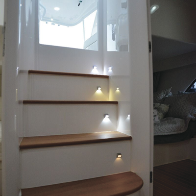 Luz led marina de cortesía serie Andros  emite luz de color blanco brillante de 45 lúmenes  para uso exterior e interior  fabricado bajo norma de protección IP67.