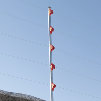 Aislador de Paso color Rojo reforzado para cercos eléctricos  resistente al clima extremoso