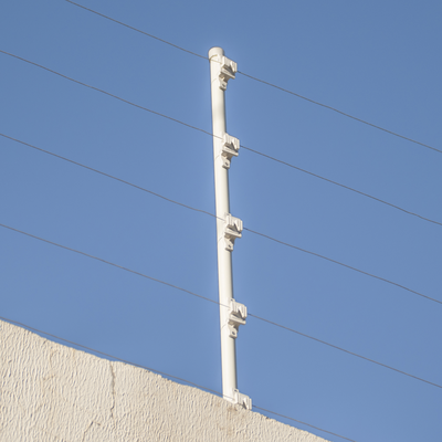 Aislador de Paso Blanco reforzado para cercos eléctricos  resistente al clima extremoso