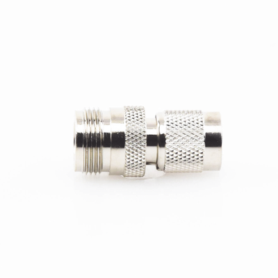 Adaptador en Línea de Conector TNC Macho a N Hembra  Níquel/ Oro/ Teflón.