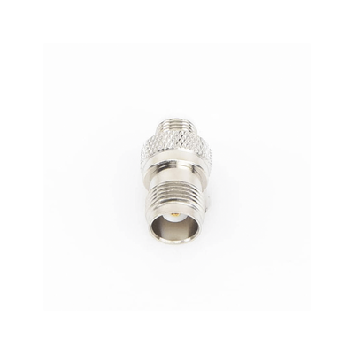 Adaptador en Línea  de Conector TNC Hembra a FME Hembra  Niple Europeo  Níquel/ Oro/ Teflón.