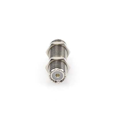 Adaptador Pasamuros de Doble UHF Hembra (SO-239)  Montaje para Panel con Rosca Estándar.