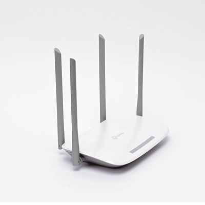Router Inalámbrico ISP doble banda AC  2.4 GHz y 5 GHz Hasta 1167 Mbps  4 antenas externas omnidireccional  3 Puertos LAN 10/100/1000 Mbps  1 Puerto WAN 10/100/1000 Mbps