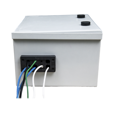 KIT de Gabinete de Poliéster (300 x 400 x 200 mm) + Controlador de Carga con Switch PoE (5) + Batería de 12V 7Ah