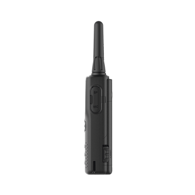Radio portátil UHF 450-470 MHz  2 W  16 canales  Resistente a Golpes MIL-STD-810  manos libres VOX. Incluye antena  batería  cargador y clip